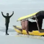 ডাল লেকের জল জমে বরফে পরিণত, শ্রীনগর কাঁপছে কনকনে ঠান্ডায়