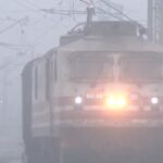 কুয়াশায় দৃশ্যমানতা শূন্যে! দিল্লিতে দুশোর বেশি বিমান ওঠানামায় দেরি, ব্যাহত ট্রেন চলাচলও