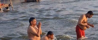 ত্রিবেণী সঙ্গমে পুণ্যস্নান দত্তাত্রেয় হোসবালের,…