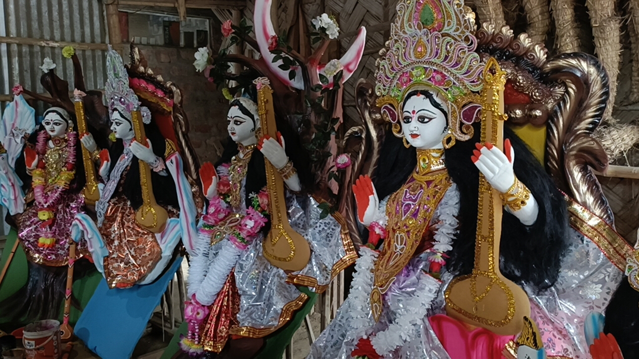 ধর্মনগরের কুমোরটুলিতে শেষ মুহূর্তের ব্যস্ততা, চূড়ান্ত পর্যায়ের তুলির টান