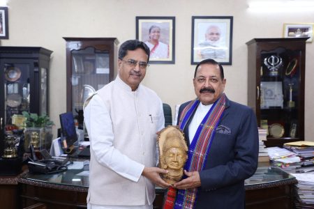 কেন্দ্রীয় মন্ত্রী ড. জিতেন্দ্র সিংয়ের সাথে সাক্ষাত করলেন মুখ্যমন্ত্রী