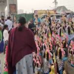 বাগদেবীর আরাধনা করতে বাজারে ভিড়