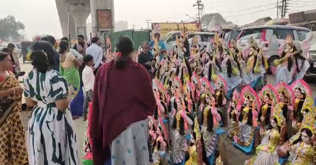 বাগদেবীর আরাধনা করতে বাজারে ভিড়