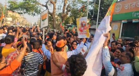 দিল্লিতে বিজেপি’র ঐতিহাসিক জয়, ত্রিপুরায় আনন্দে মাতল গেরুয়া শিবির