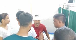 দোকানের শার্টার ভেঙে পরে মাথা চৌচির, গুরুতর আহত দুই শ্রমিক