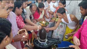 শিবচতুর্দশী উপলক্ষে শহরের মন্দিরগুলোতে উপচে&hellip;