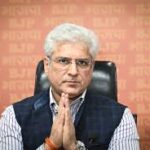 স্ত্রীকে ও মেয়েকে নিয়ে ভোট দিলেন কৈলাশ, বিজেপির জয় নিয়ে আশাবাদী প্রাক্তন এএপি নেতা