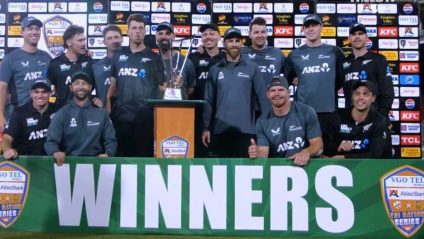 ত্রিদেশীয় সিরিজ : পাকিস্তানকে হারিয়ে&hellip;