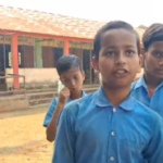 শিক্ষক বদলির প্রতিবাদে পথ অবরোধে শিক্ষার্থীরা