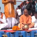 দুই উপ-মুখ্যমন্ত্রীকে নিয়ে সঙ্গমে যোগী, আরাইল ঘাটে করলেন গঙ্গা আরতি