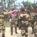 ভারত-বাংলাদেশ সীমান্তে হোলি উদযাপন সীমান্ত সুরক্ষা বাহিনীর