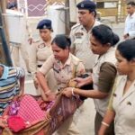 অগ্নিদগ্ধা শরীর নিয়ে মুখ্যমন্ত্রীর বাসভবনের সামনে ধর্ণায় নির্যাতিতা অসহায় গৃহবধু