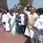 সংসদ চত্বরে বিক্ষোভ তৃণমূলের, স্বল্প সময়ের জন্য যোগ দিলেন রাহুল