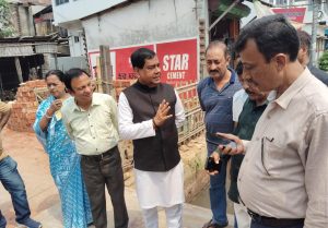 নির্মীয়মান কভার ড্রেনের কাজ পরিদর্শনে&hellip;