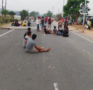 স্কুলে তালা ঝুলিয়ে সড়ক অবরোধ&hellip;