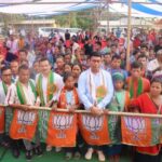 কংগ্রেস সিপিআইএম ছেড়ে ৯৮ পরিবারের ৩৭৮ জন ভোটার বিজেপির পতাকা তলে সামিল