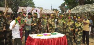বিএসএফ’র হোলি উৎসব, লঙ্কামুড়া বিওপিতে আনন্দোচ্ছ্বাস