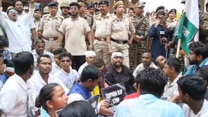 ফায়ারম্যান ও ড্রাইভার পদে নিয়োগ প্রক্রিয়া বাতিলের প্রতিবাদে রাজপথে বিক্ষোভ যুব কংগ্রেসের, ধস্তাধস্তি, আটক আন্দোলনকারীরা