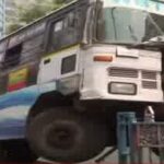 পার্ক স্ট্রিটে দুর্ঘটনা, ডিভাইডারে উঠে গেল যাদবপুরগামী বাস