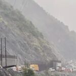 ব্যাপক ভূমিধসে অবরুদ্ধ জম্মু-শ্রীনগর জাতীয় সড়ক, বন্ধ যানবাহন চলাচল