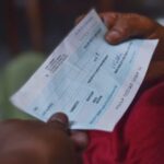 রাস্তায় পড়ে থাকা এক লক্ষ টাকার চেক কুড়িয়ে থানায় জমা দিলেন যুবক