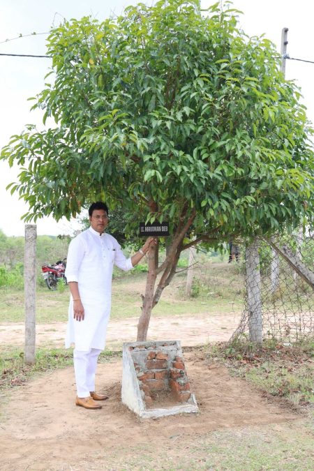 ‘স্মৃতিবন’ প্রকল্পের অধীন প্ৰিয়জনের স্মৃতিতে বৃক্ষ রোপন করা চারাগাছ পরিদর্শনে সাংসদ বিপ্লব