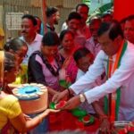 বিজেপির প্রতিষ্ঠা দিবস উপলক্ষে পথ চলতি জনগণের মধ্যে ঠান্ডা পানীয় ও ফল বিতরণ