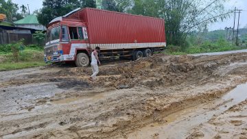 লেম্বুছড়া হাই স্কুলের সামনে ২০৮ নং জাতীয় সড়কের বেহাল দশা