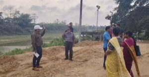 বাংলাদেশের সীমান্ত রক্ষী বাহিনী বাঁধস দেওয়ায় কৈলাসহরের বাঁধ সংস্কারের কাজ বন্ধ