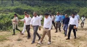 সোনামুখী চা বাগানে বর্জ্য পৃথকীকরণ কেন্দ্র পরিদর্শনে জেলাশাসক দিলীপ চাকমা