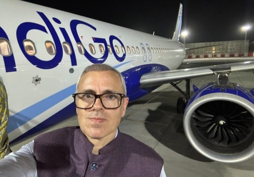 আর ভদ্রতা দেখাতে পারছি না, বিমান বিলম্বে ক্ষুব্ধ ওমর আব্দুল্লাহ