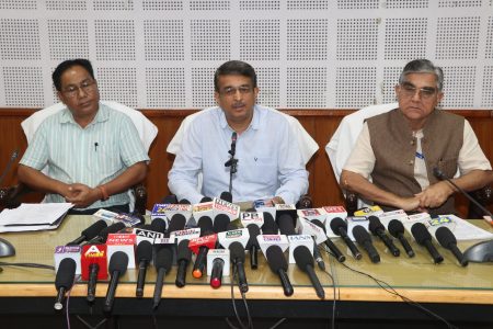 ভারী বৃষ্টিপাতে রাস্তার নীচে জলস্তর বৃদ্ধি পাওয়ায় সমস্যা দেখা দিয়েছে, কমলপুর-খোয়াই জাতীয় সড়কের ওই অংশের সারাইয়ের উদ্যোগ নেওয়া হয়েছে: পূর্ত সচিব