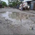 কদমতলায় রাস্তার বেহাল দশা, চাঁদা তুলে নিজেরাই রাস্তা তৈরিতে গ্রামবাসী