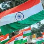 ৬ আগরতলায় ‘হর ঘর তিরঙ্গা’ কর্মসূচি উপলক্ষ্যে স্থানীয়দের হাতে পতাকা তুলে দিলেন বিজেপি নেত্রী পাপিয়া দত্ত