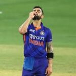 টেস্ট ক্রিকেট থেকে অবসর নেওয়ার পরদিনই বৃন্দাবন ধামে স্ত্রী অনুষ্কা শর্মার সঙ্গে দর্শনে গেলেন বিরাট কোহলি