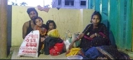 শ্বশুরবাড়ির নির্যাতনে গাছ তলায় আশ্রয় নিয়েছেন অন্তঃসত্ত্বা গৃহবধূ, সঙ্গে বাড়ি ছাড়া স্বামীও, প্রশাসনের বিরুদ্ধে অসহযোগিতার অভিযোগ