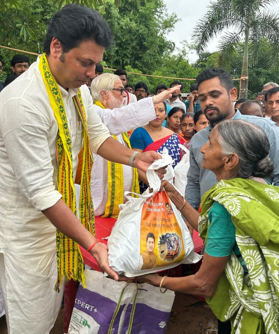 বিপর্যয়ে দুর্গত মানুষের পাশে দাঁড়ালেন সাংসদ বিপ্লব