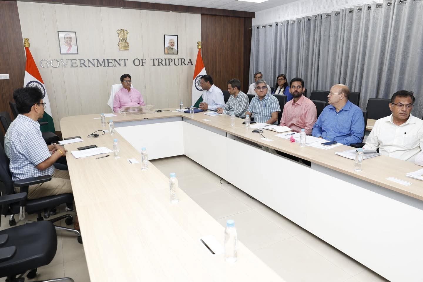 মুখ্যমন্ত্রীর সভাপতিত্বে সচিবালয়ে এন.এইচ.আই.ডি.সি.এল.-র অধীনে বিভিন্ন প্রকল্প নিয়ে গতকাল পর্যালোচনা সভা অনুষ্ঠিত