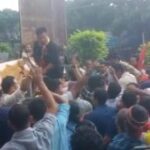 গোমতী জেলাশাসকের কার্যালয় চত্বরে উত্তেজনা, পুলিশের ব্যারিকেড ভেঙে অফিসে তালা ঝুলিয়ে বিক্ষোভ ওয়াইটিএফ-র