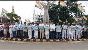 বিশ্ব পরিবেশ দিবসে সাধারণ মানুষ সহ সরকারকে সচেতন করতে প্লে কার্ড কর্মসূচি কংগ্রেসের