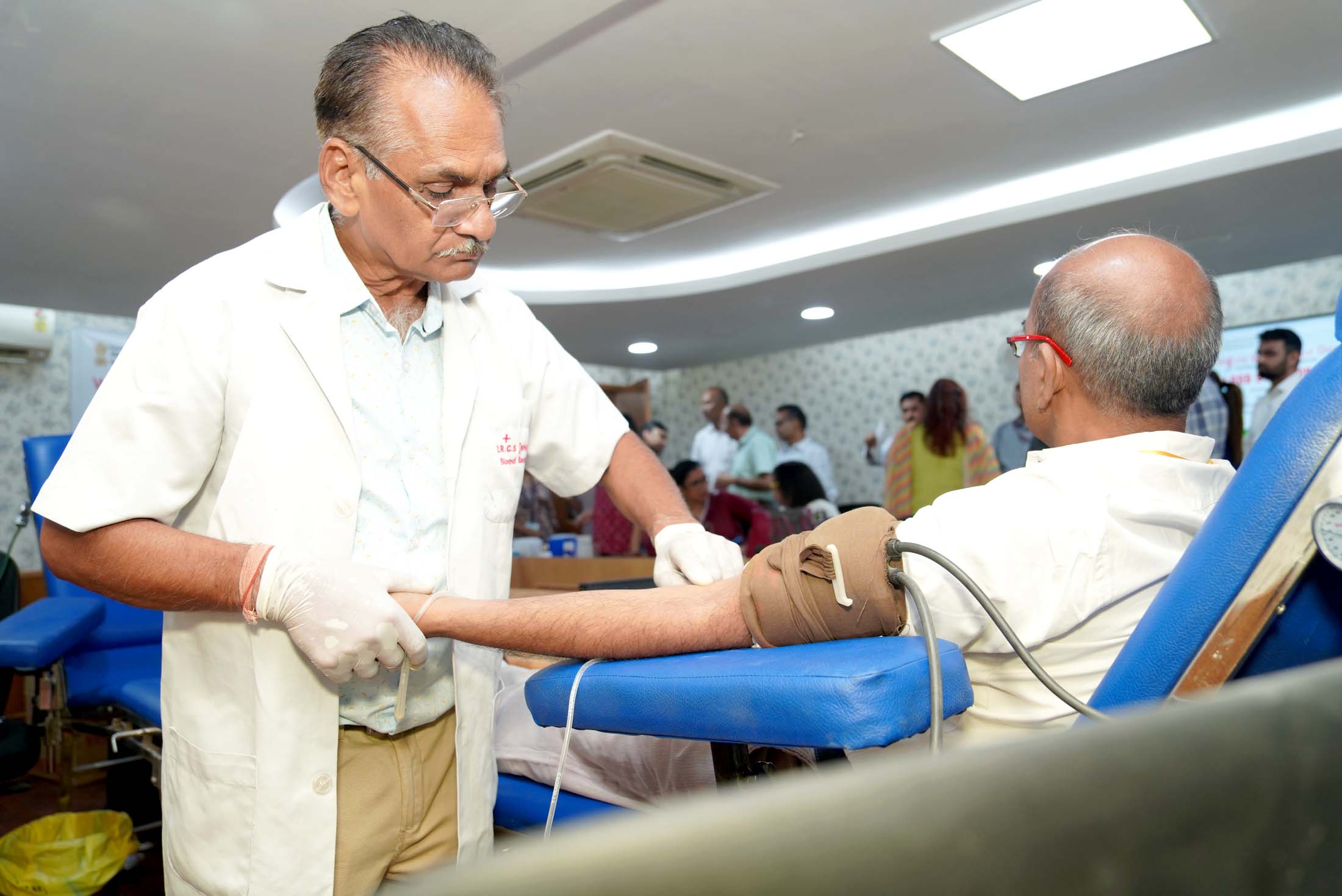 ফাইল ও আদালতের গণ্ডি পেরিয়ে মানবসেবায় আইন বিষয়ক দফতর : বিশ্ব রক্তদাতা দিবস উপলক্ষে রক্তদান শিবির আয়োজন