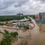 গুজরাটের ভাবনগরে জলাবদ্ধতা, ৭১ বছরের বৃদ্ধের প্রাণ বাঁচাল ছেলের সাহসিকতা, রাজ্যে টানা বৃষ্টিতে বিপর্যয়