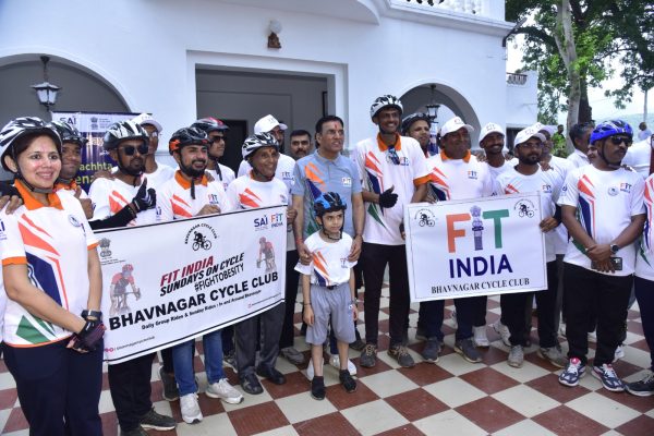 পালিতানায় সাইকেলে ‘ফিট ইন্ডিয়া সানডে’-তে নেতৃত্ব দিলেন কেন্দ্রীয় মন্ত্রী ড. মনসুখ মাণ্ডব্য, দেশজুড়ে ৬ হাজার স্থানে অনুষ্ঠিত কর্মসূচি