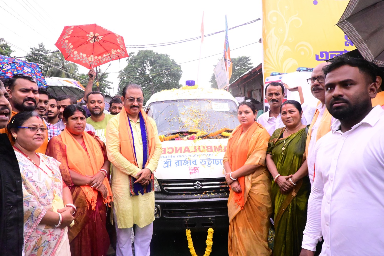 জনসেবায় প্রতাপগড়স্থিত গ্রীন এ্যারো ক্লাবকে অ্যাম্বুলেন্স দিলেন সাংসদ রাজীব