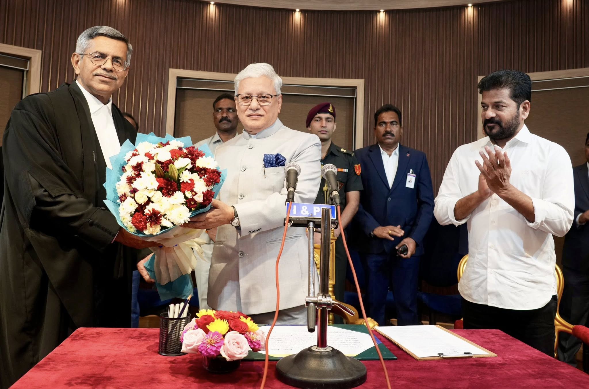 তেলেঙ্গানা হাই কোর্টের মুখ্য বিচারপতি হিসেবে শপথ নিলেন আপরেশ কুমার সিংহ, শপথ পাঠ করালেন রাজ্যপাল জিষ্ণু দেববর্মণ
