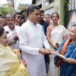 প্রধানমন্ত্রীর ১১ বছর পূর্তিতে বাড়ি বাড়ি লিফলেট বিতরণ করলেন মুখ্যমন্ত্রী
