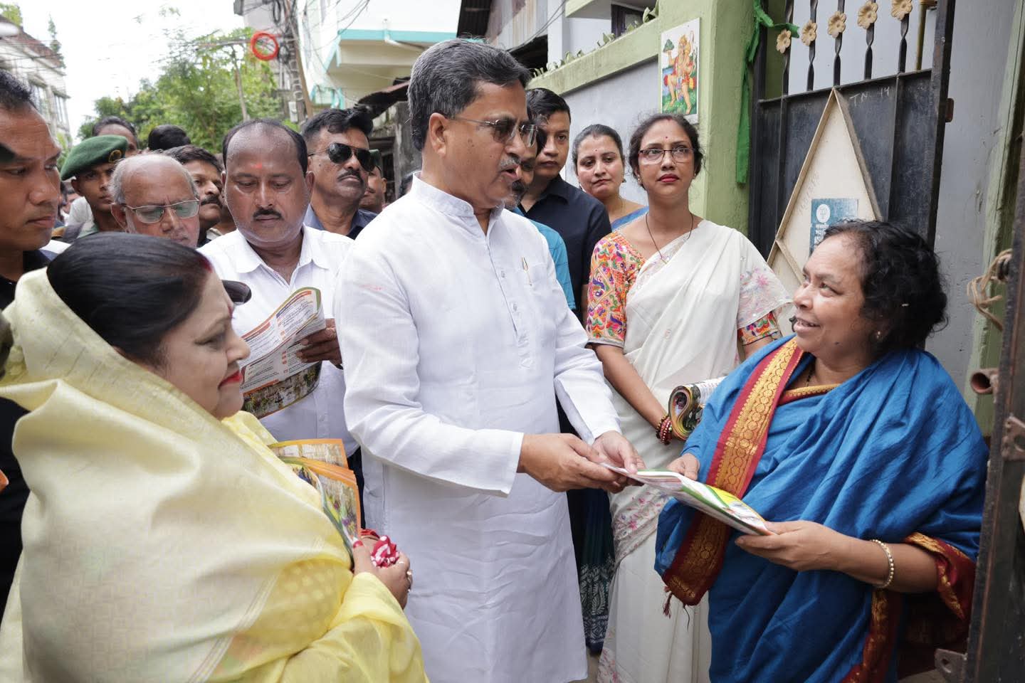 প্রধানমন্ত্রীর ১১ বছর পূর্তিতে বাড়ি বাড়ি লিফলেট বিতরণ করলেন মুখ্যমন্ত্রী