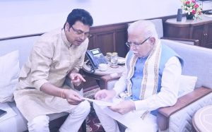 কেন্দ্রীয় আবাসন, শহরাঞ্চল বিষয়ক এবং বিদ্যুৎ মন্ত্রী সাথে সাক্ষাৎ সাংসদ বিপ্লবের