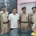 গোপন অভিযানে যাত্রীবাহী বাস থেকে আটক দীর্ঘদিন ধরে পলাতক বন্দুকধারী ডাকাত