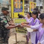 কার্গিল বিজয় দিবস উপলক্ষে নিরাপত্তারক্ষীদের মধ্যে মিষ্টির বিতরণ